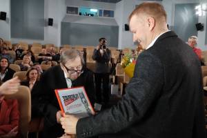 Ясен Засурский вручил награды журналистам