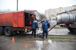В Астрахани чистят засоренные стоки