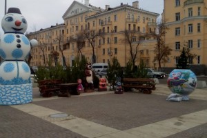 В центре Астрахани установили Машу и Медведя, поросёнка и снеговика из аварийных деревьев