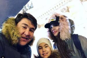 Азамат Мусагалиев прогулялся по Москве с красавицей женой и повзрослевшей дочкой