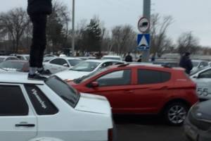 Вечером субботы водители стянулись к Центральному стадиону в Астрахани. Что происходит?
