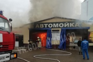 В Астрахани возле парка «Планета» горит автомойка