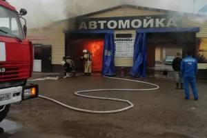 В Сети появились кадры пожара на автомойке в Астрахани