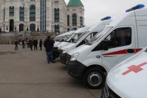 Астраханским больницам выделили новые машины скорой помощи