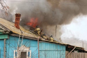 В Астраханской области в жилом доме вспыхнул потолок