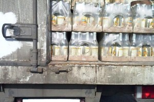 Водитель грузовика пытался вывезти из Астраханской области в Казахстан 800 бутылок водки