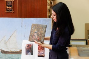 Специалисты астраханского музея реставрируют конфискованную икону