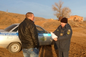 Полицейские и спасатели рассказывают жителям Астраханской области об опасности движения по льду