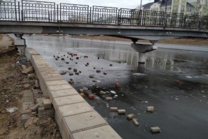 В Астрахани вандалы выбросили отделочную плитку в Варвациевский канал