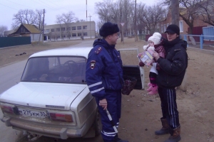 В Астраханской области инспекторы ДПС напомнили водителям о необходимости применения детских удерживающих устройств