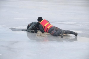 Астраханские спасатели вытащили из воды двоих детей и помогли рыбакам выбраться с острова