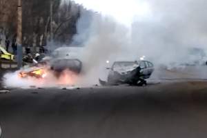 В Астрахани в результате аварии загорелось такси