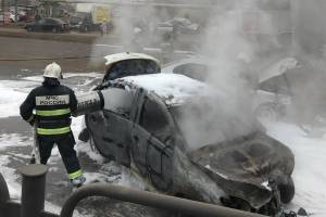В Астрахани загорелась машина с людьми: в салоне был ребенок