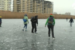 Астраханское ГУ МЧС запрещает выходить на лёд, но рыбаков и любителей коньков это не останавливает