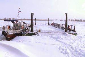 В Астраханской области из-за замёрзшей реки жители села Житное каждый день рискуют жизнью
