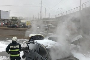 Виновницу аварии на ул Софьи Перовской в Астрахани и пассажира сгоревшего такси госпитализировали