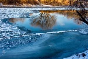 В Астрахани мужчина с ведром провалился под лед