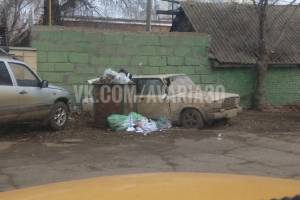В Астрахани авто выкинули на мусорку
