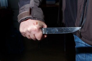 Житель Астраханской области пытался зарезать жену, но она смогла сбежать