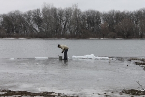 Внимание! Выход на лед на водоемах Астраханской области опасен для жизни!