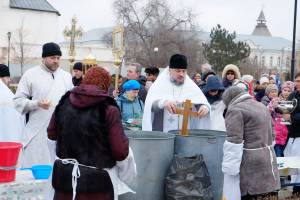 В Астрахани начали раздавать святую воду