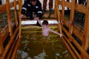 Рекордное количество астраханцев принимает участие в крещенских купаниях