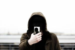 В Астрахани полицейский снабжал зэков мобильными телефонами