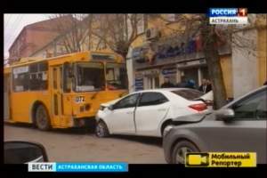 В центре Астрахани троллейбус и 5 иномарок стали невольными участниками ДТП