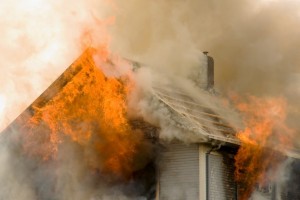 В Астраханской области произошли пожары в дачном и жилом домах, спасены четыре человека