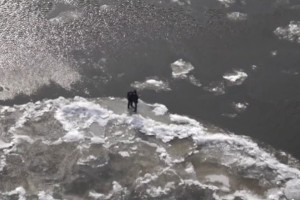 В Астраханской области два подростка чуть не погибли, прыгая по льдинам на реке
