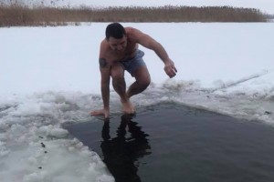 Житель Астраханской области прыгнул в прорубь и пропал