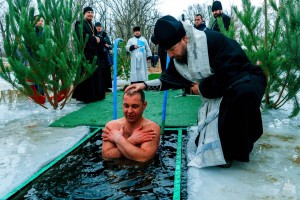 Житель Германии специально приехал в Астраханскую область, чтобы покреститься в ледяной купели