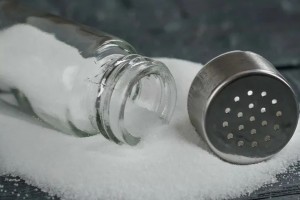 Россиянам рекомендуют вдвое снизить суточное потребление соли