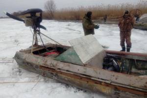 Рыбаки выловили десятки сомов в уникальном природном месте под Астраханью