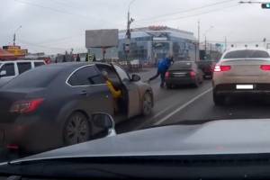 В Астрахани водители устроили драку прямо на проезжей части