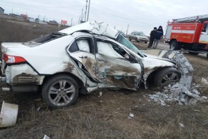 Стали известны подробности аварии с влетевшей в столб иномаркой на дороге Астрахань – Камызяк