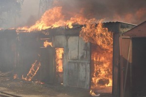 В Астраханской области за сутки сгорели гараж, автомобиль и строительные материалы