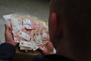 В Астрахани пьяный мужчина зря похвастался большой суммой денег перед женщинами