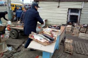 В Астрахани у стихийных торговцев отобрали рыбу и молочку