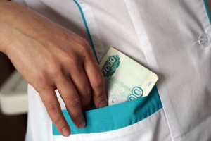Медсестра присвоила почти 300 тысяч рублей, принадлежащих астраханской поликлинике