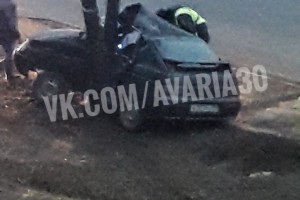 В Астрахани 18-летний водитель на «Ладе» врезался в дерево на скорости