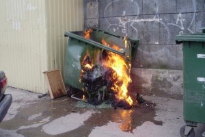 В Астрахани горели мусорные баки и окно в жилом доме, никто не пострадал