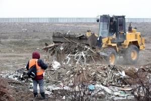 В Астрахани устраняют огромную зловонную свалку в районе аэропорта