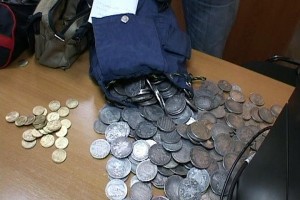 Сбытчик фальшивых антикварных монет из Астрахани пытался дать взятку полицейскому в Калининграде