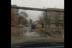 В Астрахани на ул 4-й Котельной посреди дороги стоит мусорный контейнер