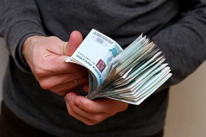 Астраханец обманул семью почти на сто тысяч рублей, пообещав им престижную работу