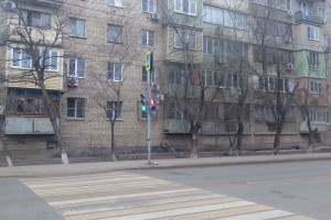 В Астрахани невидимый для водителей пешеходный переход оснастили светофором