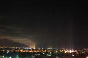 Астраханец сфотографировал световые столбы над городом