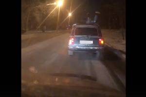 В Астрахани нашли водителя автомобиля, на крыше которого катался пассажир