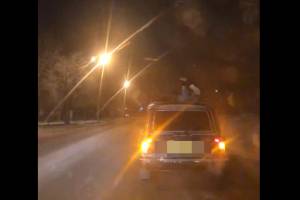 В Астрахани сняли на видео парня, катавшегося на крыше автомобиля